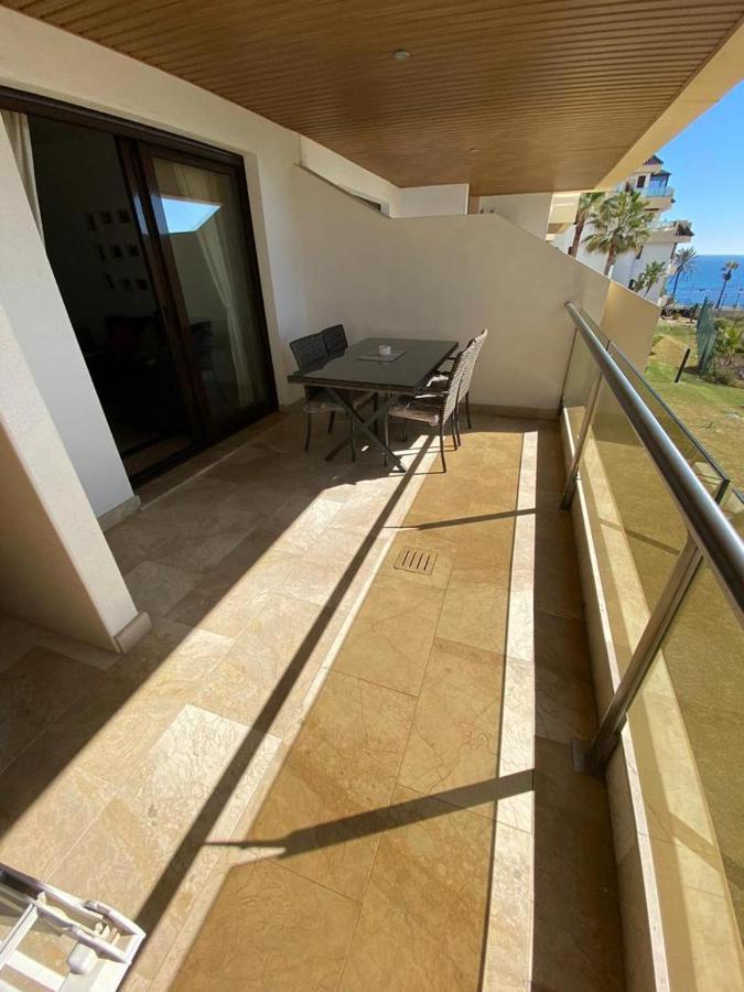 Marina Del Castillo, Duquesa Beachfront Apartment Манилва Екстериор снимка