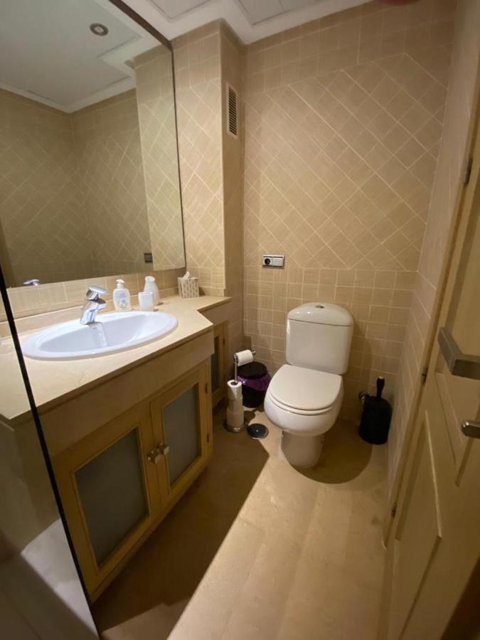 Marina Del Castillo, Duquesa Beachfront Apartment Манилва Екстериор снимка